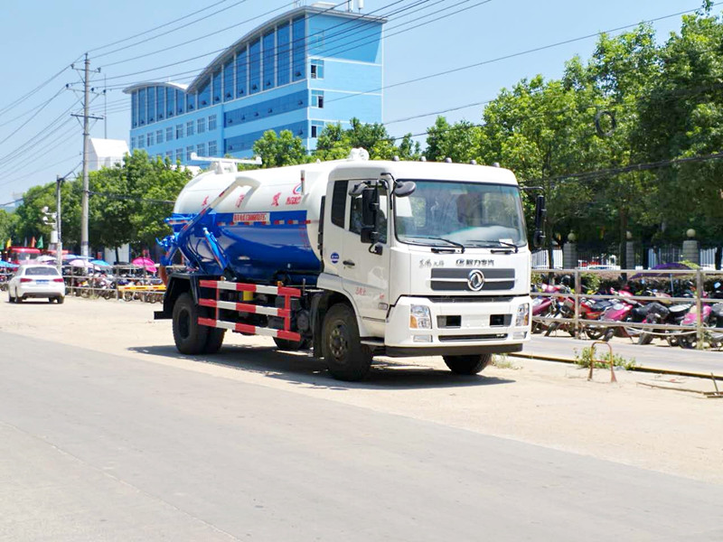 东风天锦吸污车